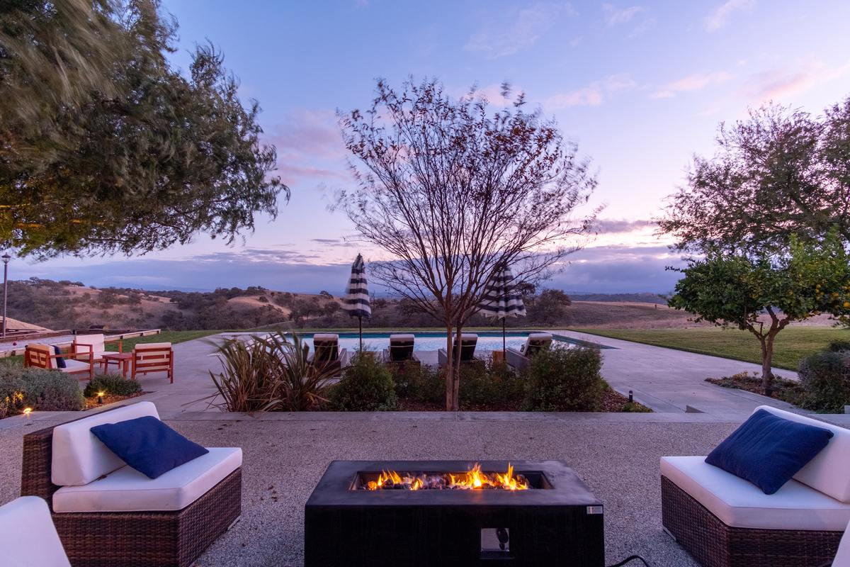fire pit at AvantStay Paso Robles vacation rental 