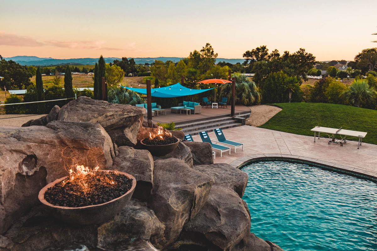 Mermaid avantstay vacation rental fire pit