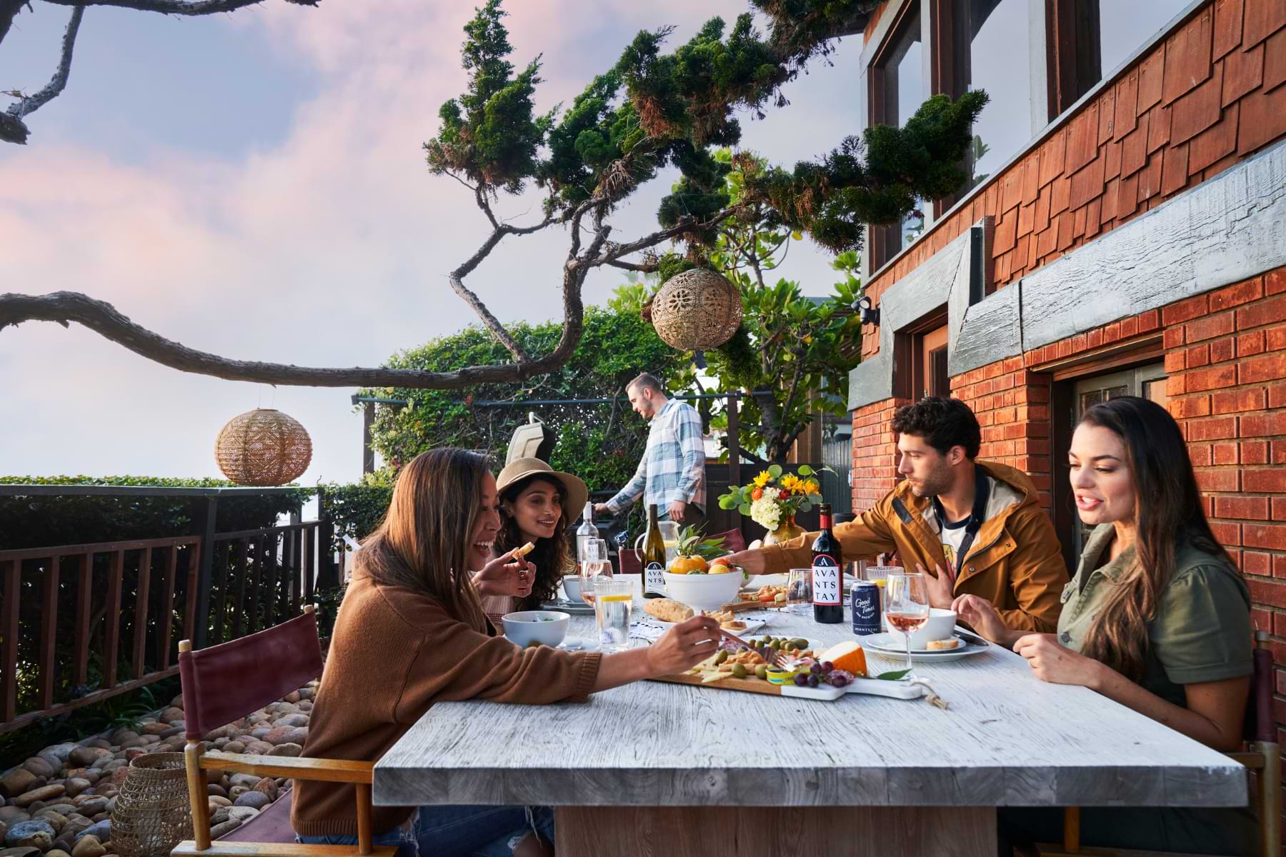 outdoor kitchen in AvantStay vacation rental