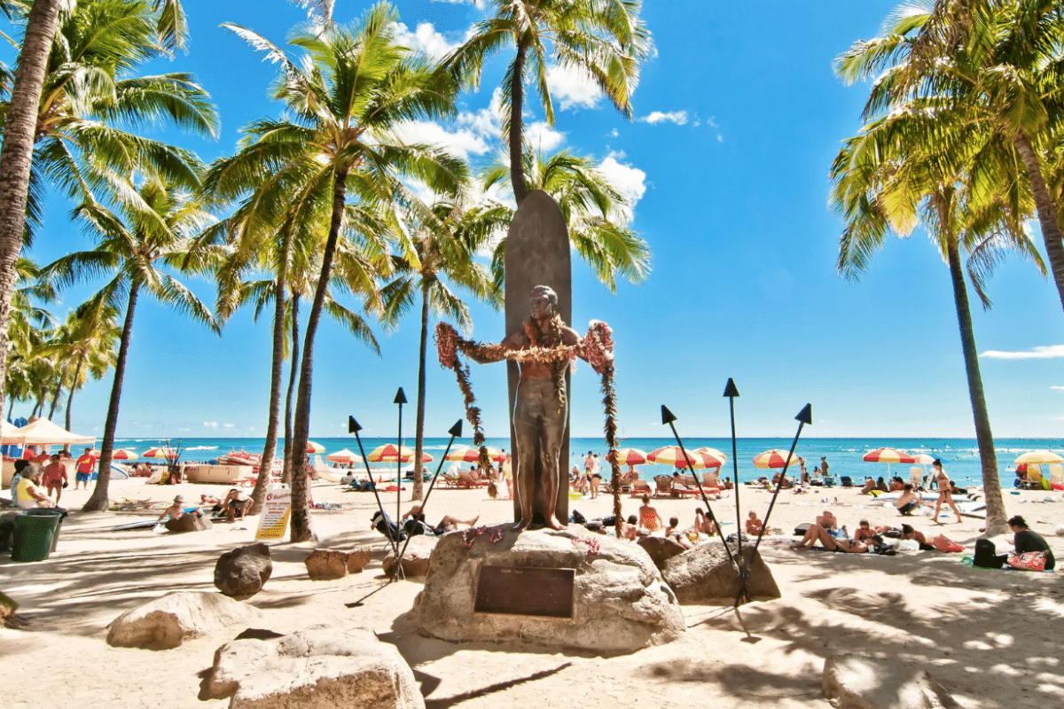 statue at waikiki beach