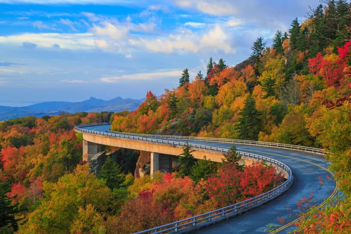 visiting blue ridge parkway is a gorgeous thing to do in the smoky mountains