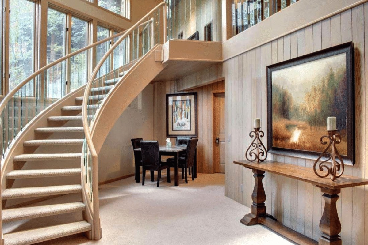Heavenly Valley by AvantStay. A luxurious foyer with a winding staircase.