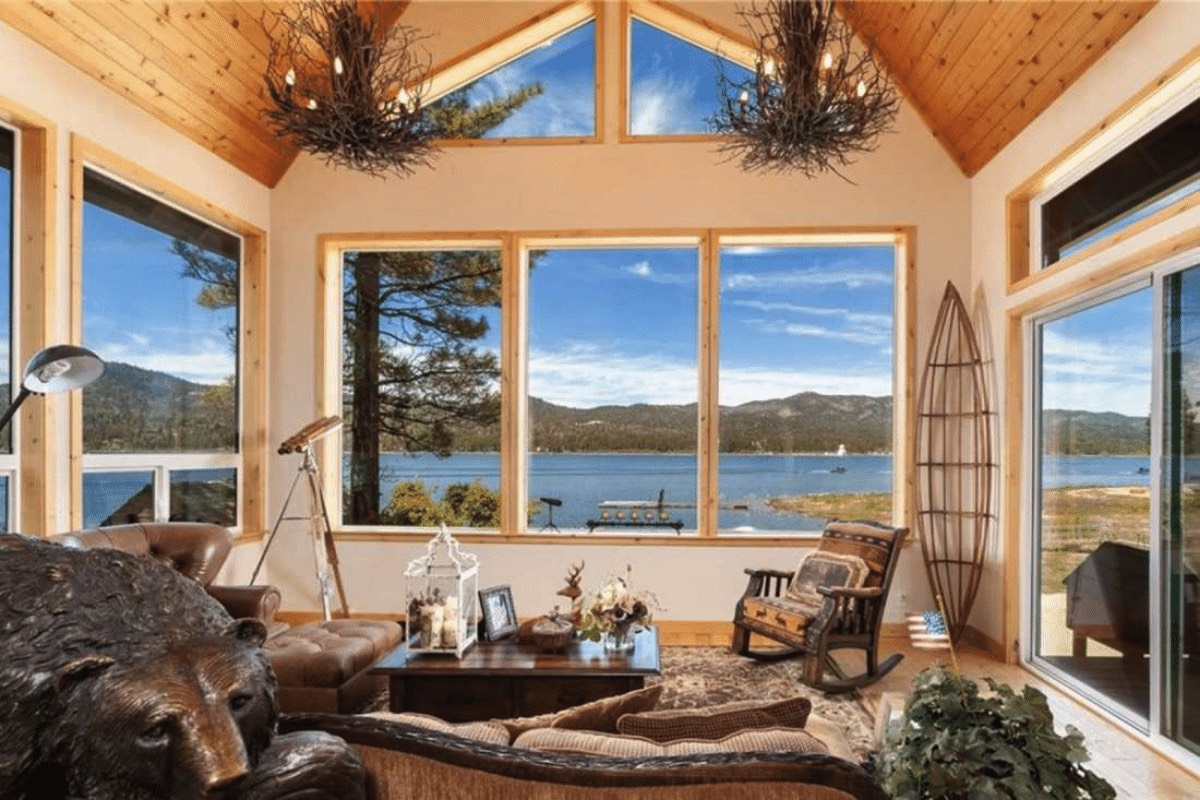 Lagunita Shores by AvantStay. A living room with window views open to Big Bear Lake.